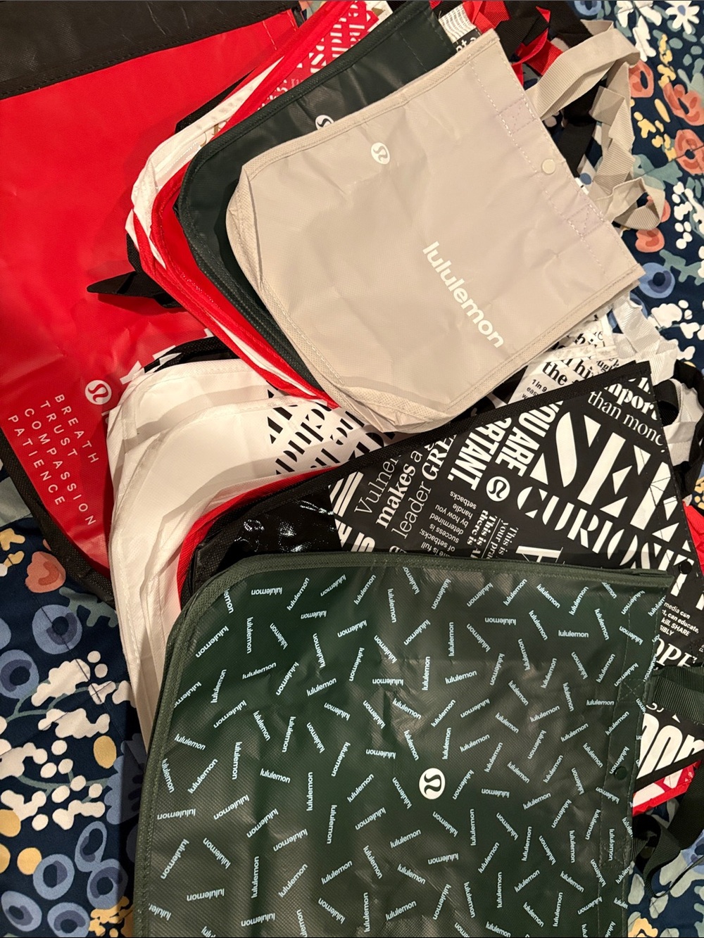 18 lululemon shopping bags